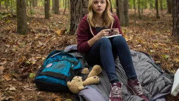 Sneakers Vans Sk8 bordeaux Cassie Sullivan (Chloe Grace Moretz) in The Fifth Wave