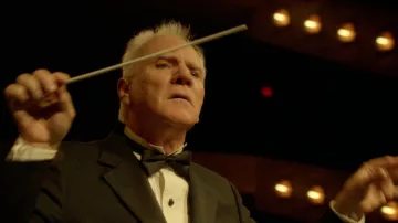 La batuta del director de thomas Pembridge (Malcolm McDowell) en Mozart en La jungla