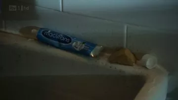 Pasta de dientes Lizzie's Macleans Fresh Mint en Whitechapel S03E02