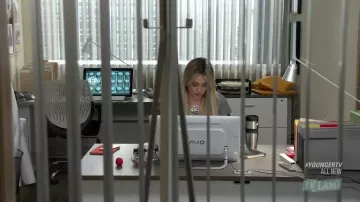 The VAIO pc white Kelsey Peters (Hilary Duff) in Younger S02E08
