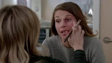 Kelsey Peters (Hilary Duff) MAC shading brush chez les Jeunes S01E09