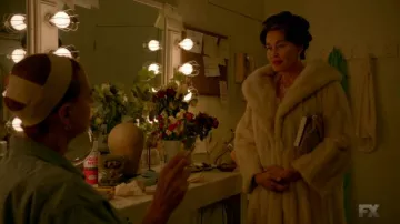 Laca para el cabello Aquanet de Bette Davis (Susan Sarandon) en Feud S01E01