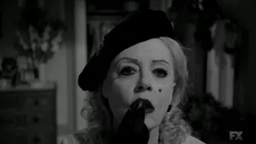 Lápiz labial Besame de Bette Davis (Susan Sarandon) en Feud S01E03