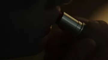 Offred (Elizabeth Moss) MAC rouge à lèvres rouge dans La Servante écarlate S01E08