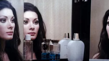 Jane (Edwige Fenech) Arden pour Hommes classique de cologne dans Toutes Les Couleurs Du noir