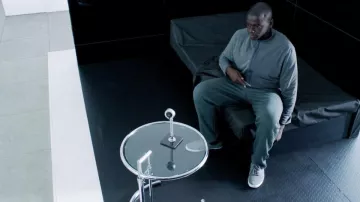 La mesa gris de la sala de estar vista en Black Mirror