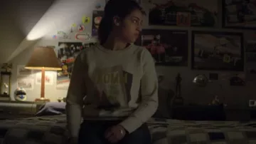 La sudadera Isabel Marant "Komm Tanz Mit Mir Pina" de Leila (Sofia Lesaffre) en Seuls