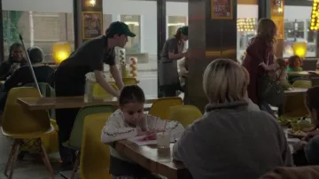 La silla de plástico amarillo vista en Black Mirror