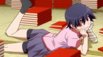 La figurine de Kanbaru avec un ballon de basket dans Bakemono Gatari