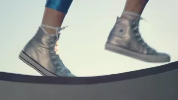 El dinero inverso en el clip Encadenado al ritmo de Katy Perry