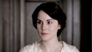 The earrings of Lady Mary Crawley in Downton Abbey