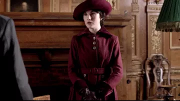 The gloves bordeaux worn by Lady Mary Crawley (Michelle Dockery) in Downton Abbey