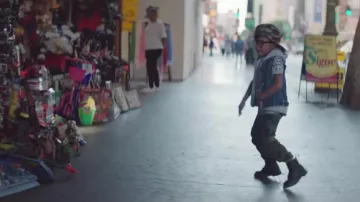 Las botas del niño en el feliz videoclip de Pharrell Williams