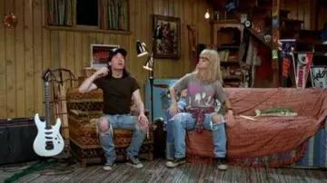Le jean destroy troué de Wayne Campbell (Mike Myers) dans Wayne's World
