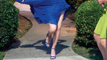 Sandalias azul real usadas por Mia (Emma Stone) en La La Land