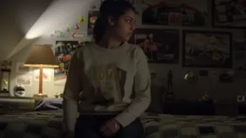 Le sweat Isabel Marant "Komm Tanz Mit Mir Pina" de Leila (Sofia Lesaffre) dans Seuls
