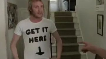 the t-shirt "Get It Here", Spike (Rhys Ifans) in thunderbolt in Notting Hill
