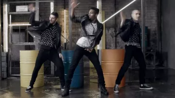 Las zapatillas Converse de un bailarín en el clip Look at Us de Amel Bent