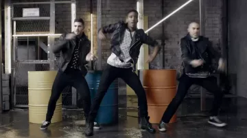 The sneakers in the movie clip Look at us Amel Bent