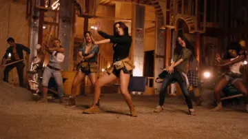 The boots of Lauren Jauregui in the clip Work from home Fifth Harmony