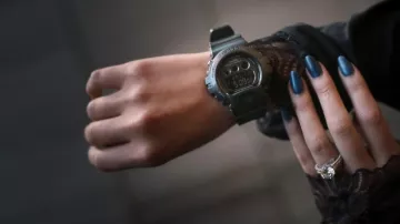 El reloj de Selena Gomez en el clip Manos a mí