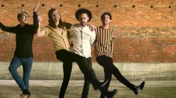 Las zapatillas de Louis Tomlinson en el clip History des One Direction