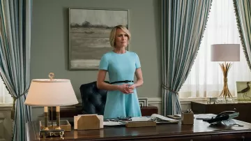 La robe bleu ciel à col rond de Claire Underwood (Robin Wright) dans House of Cards