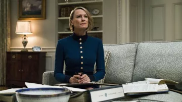 La robe bleue officier de Claire Underwood (Robin Wright) dans House of Cards