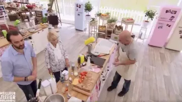 Le réfrigérateur 2 portes rose vu dans Le meilleur pâtissier