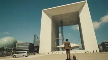 The Grande Arche de la Défense in The holidays of Mr Bean