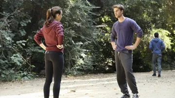 Le sweatshirt à capuche bordeaux de Spencer Hastings (Troian Bellisario) dans Pretty Little Liars S04E22