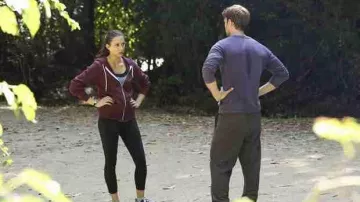 Le sweatshirt à capuche bordeaux de Spencer Hastings (Troian Bellisario) dans Pretty Little Liars S04E22