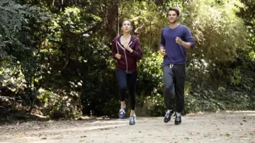 Le sweatshirt à capuche bordeaux de Spencer Hastings (Troian Bellisario) dans Pretty Little Liars S04E22