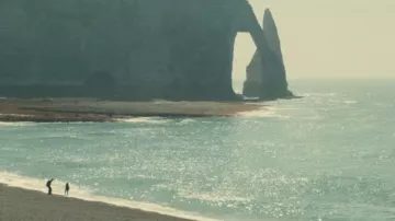 The cliffs of Etretat in The list of my desires (Mathilde Seigner)