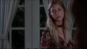 The blouse with floral print of Hannah Marin (Ashley Benson) on Pretty Little Liars S07E19