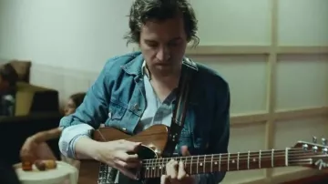 La guitare de Christian Mazzalaï de Phoenix clip Trying to be cool