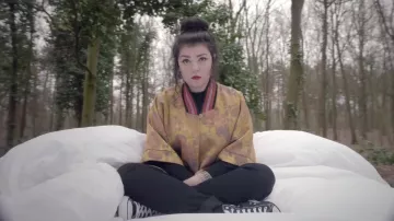 Las zapatillas de Hoshi en el clip Cómo me va a ir