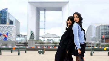 The Grande Arche de la Défense in All that glitters (Géraldine Nakache and Leïla Bekhti)