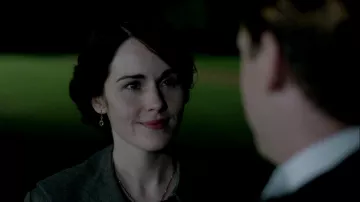 The earrings of Lady Mary Crawley (Michelle Dockery) in Downton Abbey