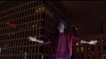 La veste bomber en velours bordeaux de Soprano dans son clip Mon Everest feat. Marina Kaye
