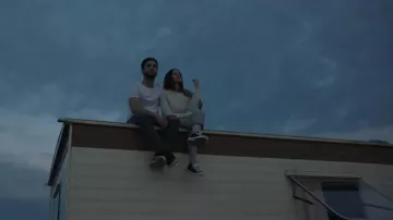 Las zapatillas de Marina Kaye en el clip Por mi cuenta