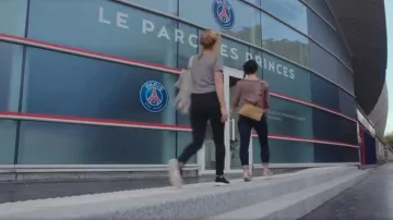 Le Parc des Princes à Paris dans Un jour mon Prince ( Sarah-Jeanne Labrosse et Mylène Saint-Sauveur)