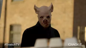 Le masque de cochon porté par Albert Hill / Albie (Luke Pasqualino) dans Snatch saison 1