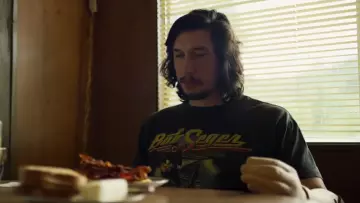 Le t-shirt noir Bob Seger & The Silver Bullet Band de Clyde Logan (Adam Driver) dans Logan Lucky