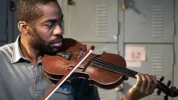 El violín de Laerte (Lázaro Ramos) en El profesor de violín
