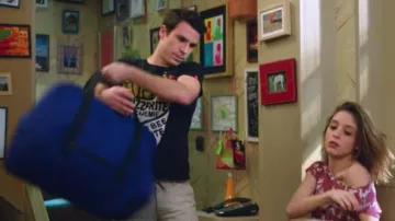 Le T-shirt "Bizz Frites Académie" de Antoine Pouilloux-Le Kervelec (Axel Huet) dans En Famille