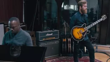 Electric guitar Ibanez in clip of Adele When We Were Young