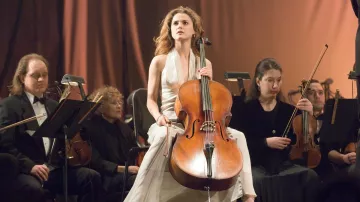 The cellist Lyla Novacek (Keri Russell) in the movie August Rush