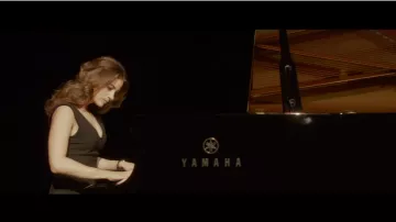 El piano de cola Yamaha de Machine (Mélanie Bernier) visto en la película A Little Much Blindly