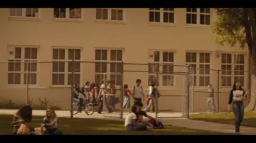 Le jean de Selena Gomez dans Bad Liar